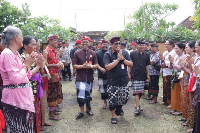 Bupati Tabanan Apresiasi Kekompakan Masyarakat dalam Upacara Yadnya Desa Adat Kelating