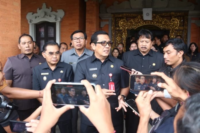 Bupati Tabanan Beri Penjelasan Terhadap Tiga Ranperda pada Paripurna Ke-3 Masa Persidangan II