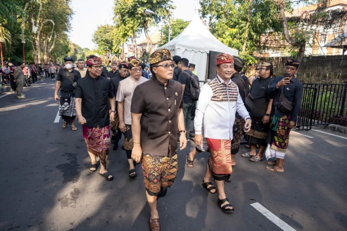 Bupati Badung I Nyoman Giri Prasta bersama Sekda Wayan Adi Arnawa menghadiri acara pembukaan Pesta Kesenian Bali XLVI Tahun 2024 di depan Monumen Perjuangan Rakyat Bali Bajra Sandi, Niti Mandala Renon, Denpasar, Sabtu (15/6).