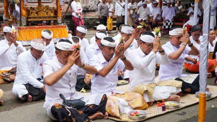 Sekda Wayan Adi Arnawa saat menghadiri Karya Melaspas di Pura Dalem Ageng, Dalem Penataran Desa Adat Selat, Kecamatan Abiansemal, Jumat (28/6).