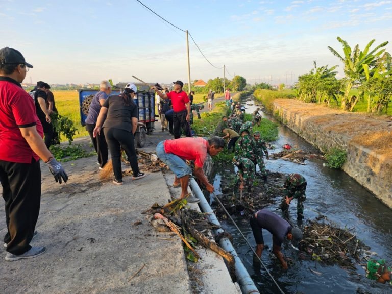 Desa Sanur Kauh dan Kodam IX Udayana Berkolaborasi Bersihkan Sungai Tukad Loloan