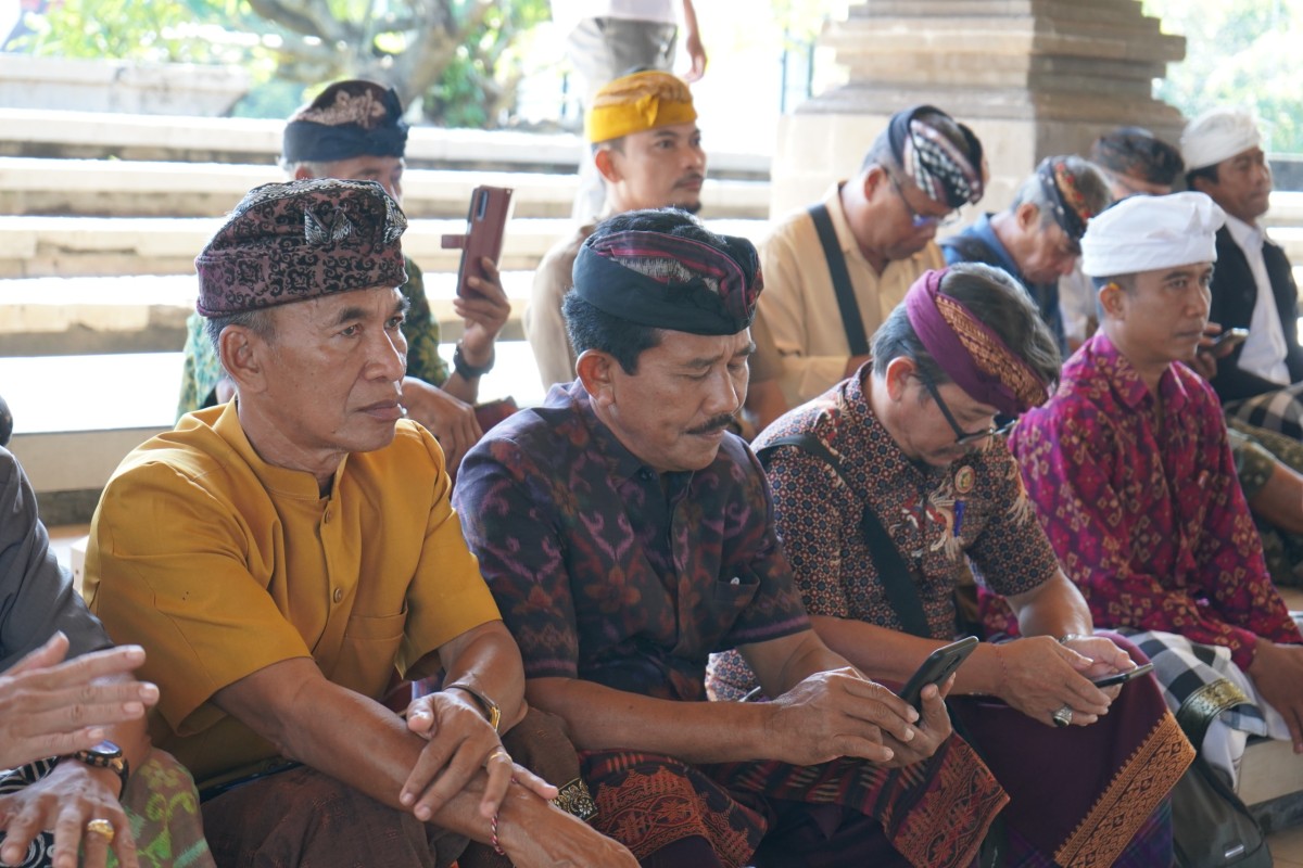 Dinas Kebudayaan (Disbud) Kabupaten Buleleng menyelenggarakan acara pembinaan bagi para klian adat se-kabupaten terkait tari Joged Bumbung.