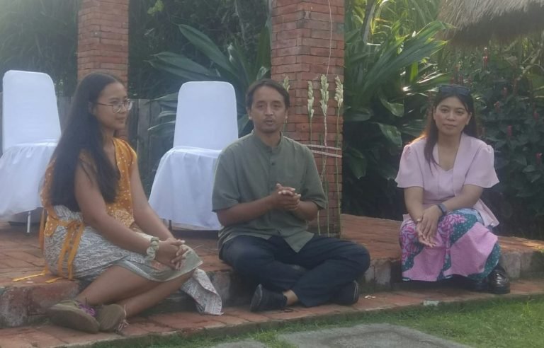 Founder Pasar Wiguna Gilang Ramadhan didampingi Risa Vibia serta Laili saat memaparkan event bertajuk ‘berKelana di Bali’ kepada media di Geo Open Space, Jalan Raya Kedampang, Kerobokan Kelod, Kuta Utara, Badung, Sabtu (15/06/2024).