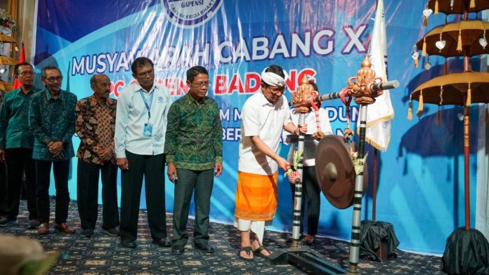 Sekda Wayan Adi Arnawa membuka Muscab X Gapensi Badung di ruang Ballroom Nirmala Hotel and Convention Center Mahendradata Denpasar, Sabtu (15/6)