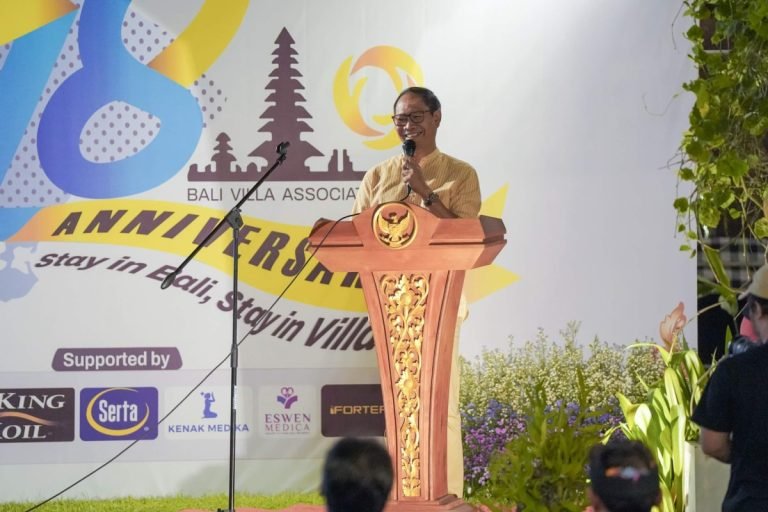 Wabup Ketut Suiasa saat menghadiri acara HUT ke-18 Bali Villa Association (BVA) di Restaurant Taulan Social Hideout, Kerobokan Kelod, Kuta Utara, Jumat (31/5).