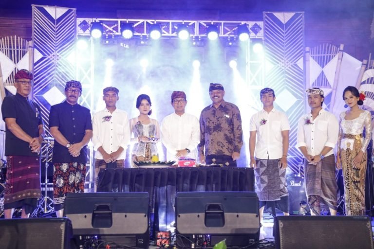 Sekretaris Daerah Badung I Wayan Adi Arnawa menghadiri serangkaian kegiatan puncak HUT ST. Dharma Bakti ke-52 Banjar Dangin Bingin, Desa Sembung Sobangan, Kecamatan Mengwi, Sabtu (8/6).