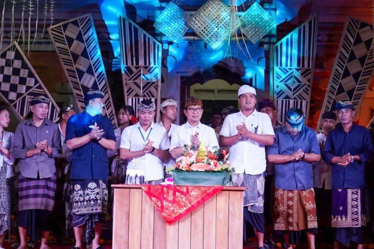 Sekda Adi Arnawa Hadiri HUT ST Wiradnyana Pokja II Banjar Samuan Kawan