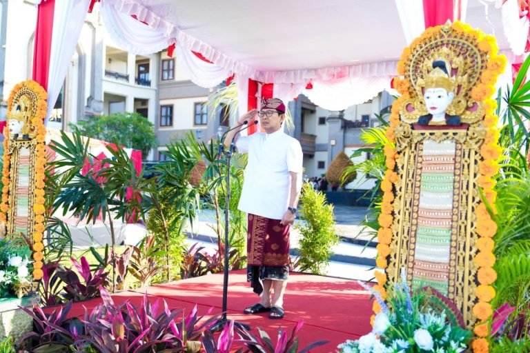Sekda Badung I Wayan Adi Arnawa menjadi Inspektur Upacara saat Peringatan Hari Lahir Pancasila di Lapangan Puspem Badung, Sabtu (1/6).