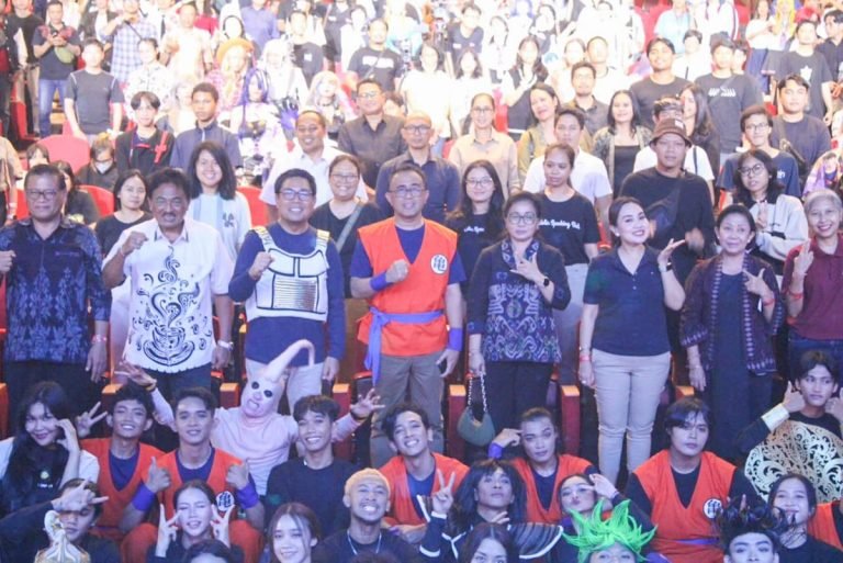 Walikota Denpasar, I Gusti Ngurah Jaya Negara bersama Wakil Walikota I Kadek Agus Arya Wibawa serta Ketua DPRD Kota Denpasar, I Gusti Ngurah Gede saat menghadiri inagurasi pembukaan dengan konsep Dragon Ball di Ruang Taksu, Gedung Dharma Negara Alaya Kota Denpasar, Minggu (9/6).
