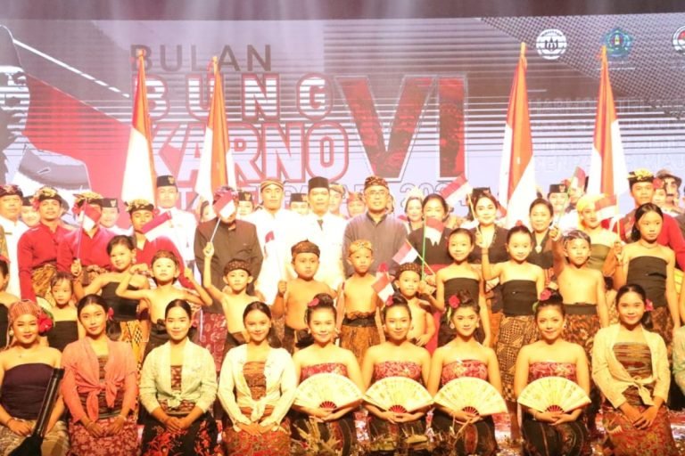 Walikota Denpasar, I Gusti Ngurah Jaya Negara bersama Wakil Walikota Denpasar, I Kadek Agus Arya Wibawa dan Ketua DPRD Kota Denpasar, I Gusti Ngurah Gede saat menghadiri malam Inagurasi Bulan Bakti Bung Karno VI Tahun 2024 di Dharma Negara Alaya Kota Denpasar, Kamis (13/6).