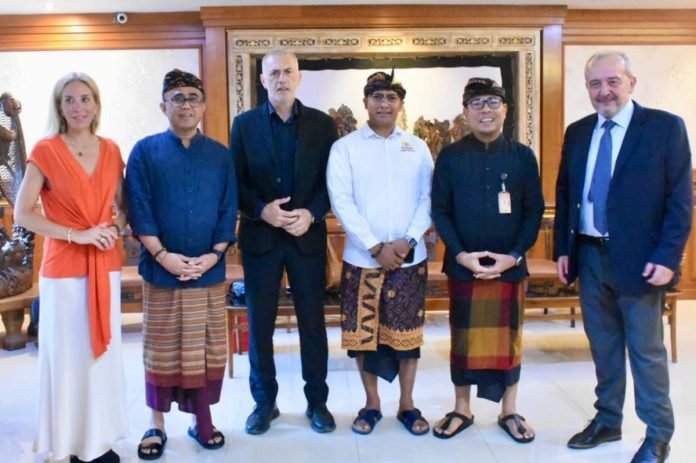 Walikota I Gusti Ngurah Jaya Negara dan Wakil Walikota Kadek Agus Arya Wibawa saat Terima Kunjungan Wali Kota Piraeus Yunani Mr. Loannis Moralis di Kantor Wali Kota Denpasar Kamis (13/6)