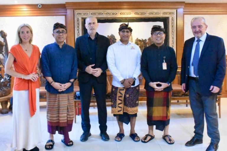 Walikota I Gusti Ngurah Jaya Negara dan Wakil Walikota Kadek Agus Arya Wibawa saat Terima Kunjungan Wali Kota Piraeus Yunani Mr. Loannis Moralis di Kantor Wali Kota Denpasar Kamis (13/6)