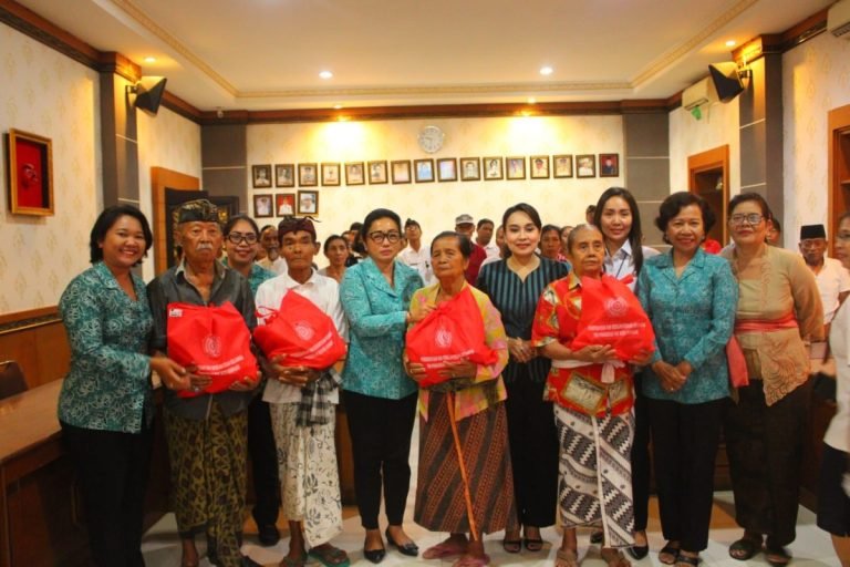 Pemkot Denpasar dan TP PKK Salurkan Bantuan PMT untuk 44 Lansia