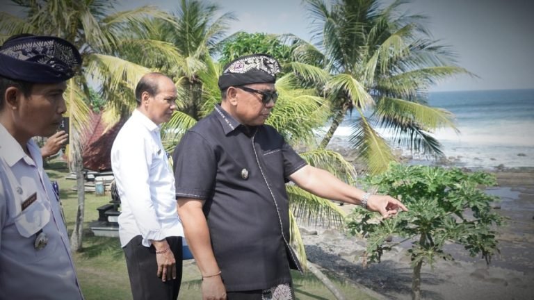 Bupati Jembrana I Nengah Tamba saat pengecekan langsung kawasan Yeh Leh di Desa Pengeragoan, Kecamatan Pekutatan, 19 Juni 2024.