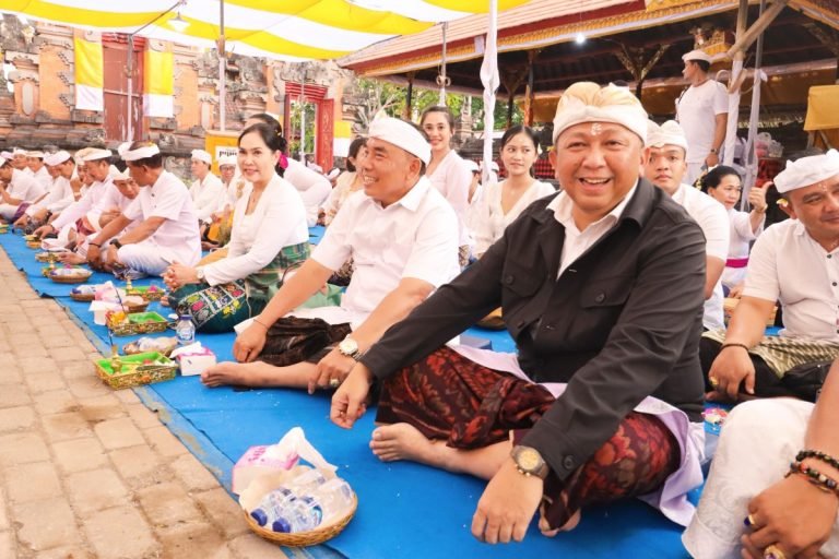 Bupati Tamba Mendem Pedagingan Pada Upacara Melaspas dan Ngenteg Linggih Pura Majapahit