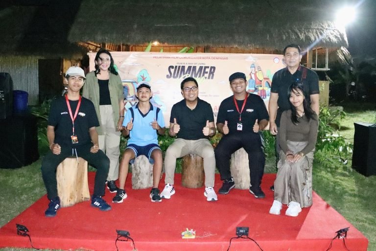 Wakil Walikota Denpasar, I Kadek Agus Arya Wibawa saat membuka kegiatan pelatihan film dokumenter yang bertajuk "Summer Camp", bertempat di Teba Majalangu Desa Kesiman Kertalangu Denpasar, Selasa (18/6) malam.