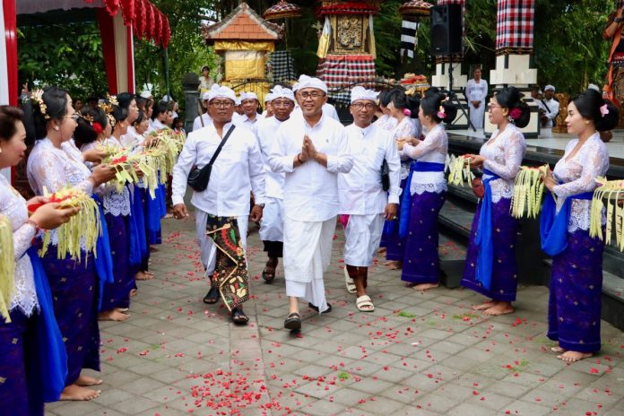 Walikota Denpasar, I Gusti Ngurah Jaya Negara hadiri pelaksanaan Karya Pemelaspasan Bale Wantilan Pura Dalem Srogsogan, Desa Adat Padangsambian, Minggu (23/6).