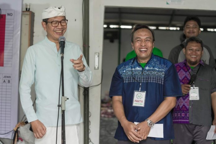 Wabup Suiasa saat ramah tamah di Gedung Serba Guna Al Hikmah, Br. Bhuana Shanti, Perum.Dalung Permai, Kuta Utara, Senin (17/6).