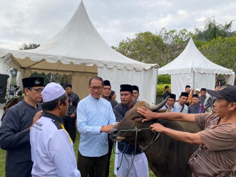 Wakil Bupati Badung I Ketut Suiasa menghadiri acara sholat Idul Adha sekaligus menyerahkan bantuan hewan kurban di Lapangan Puspem Badung, Senin (17/6).
