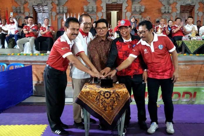 Sekda Adi Arnawa saat pembukaan KONI Badung Sport Tourism (KBST) yang diselenggarakan di Graha Budaya Lotring, Kecamatan Kuta, Badung pada Jumat (14/6).