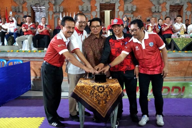 Sekda Adi Arnawa saat pembukaan KONI Badung Sport Tourism (KBST) yang diselenggarakan di Graha Budaya Lotring, Kecamatan Kuta, Badung pada Jumat (14/6).