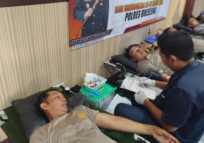 Kegiatan donor darah yang dihadiri para PJU, Kapolsek jajaran dan personil baik Polri dan ASN, serta Bhayangkari Polres Buleleng, bertempat di ruang Ananta Wijaya Polres Buleleng.