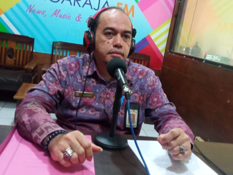 Kepala Badan Kesatuan Bangsa dan Politik (Kesbangpol) Kabupaten Buleleng, Komang Kappa Tri Aryandono, di salah satu stasiun radio swasta pada Selasa 4 Juni 2024.