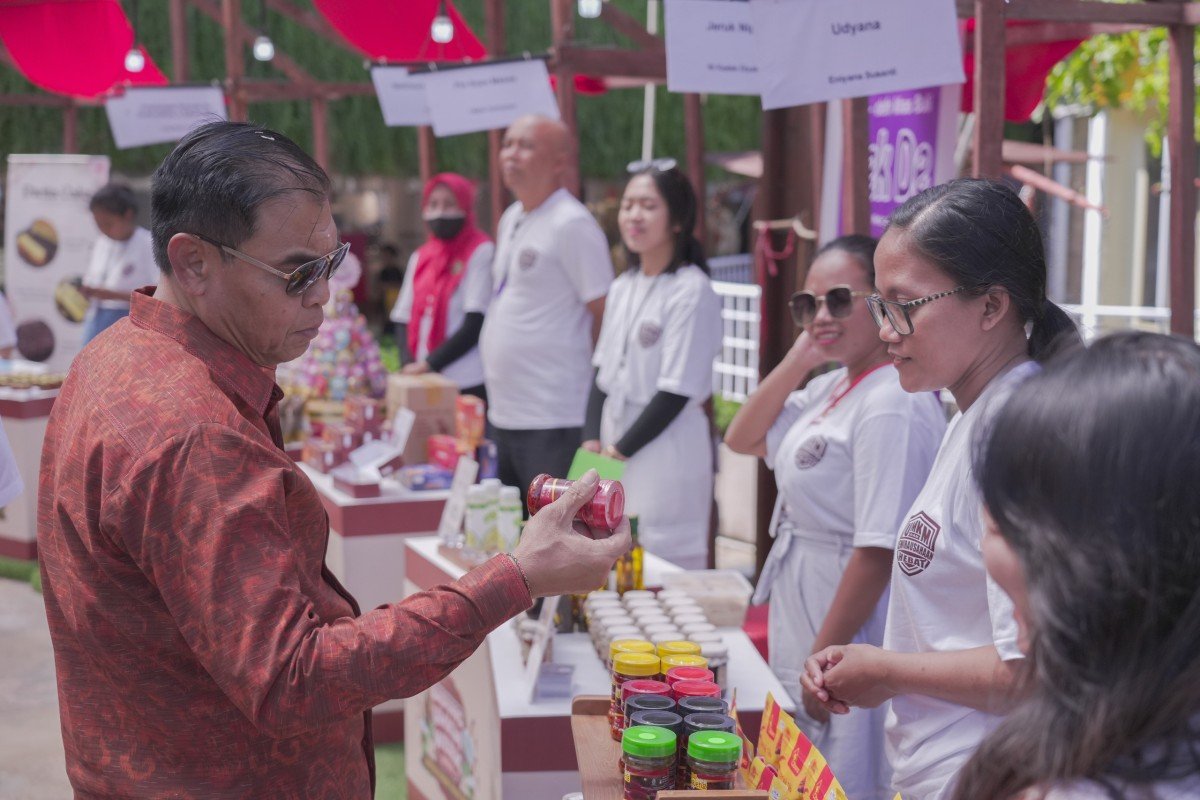 Kepala Dinas Koperasi UMKM dan Perdagangan Kabupaten Badung, I Made Widiana saat membuka saat meninjau produk umkm di Badung UMKM Week 2024 Batch I
