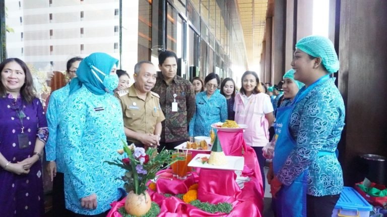 Ketua Umum PKK Pusat, Tri Suswati Tito Karnavian (menggunakan masker), mengecek proses memasak masing – masing tim dari masing – masing Kabupaten Kota se- Bali