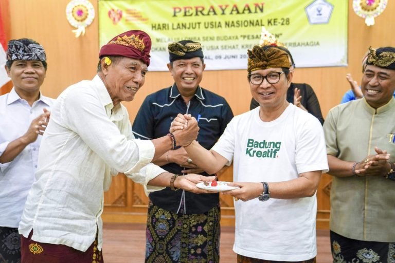 Sekda Adi Arnawa membuka Lomba Seni Budaya Pesantian serangkaian Hari Lanjut Usia Nasional Ke-28 di Gedung Pertemuan Lantai III Kantor Camat Kuta Utara Badung, Minggu (9/6).