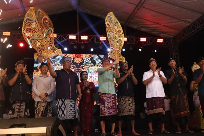 Wabup Ketut Suiasa secara resmi membuka Metafest yang dirangkaikan dengan perayaan HUT Desa Mengwitani Ke-77 di Lapangan Pratu Rai Madra, Desa Mengwitani, Kecamatan Mengwi, Jumat (28/6). Wabup Ketut Suiasa secara resmi membuka Metafest yang dirangkaikan dengan perayaan HUT Desa Mengwitani Ke-77 di Lapangan Pratu Rai Madra, Desa Mengwitani, Kecamatan Mengwi, Jumat (28/6).