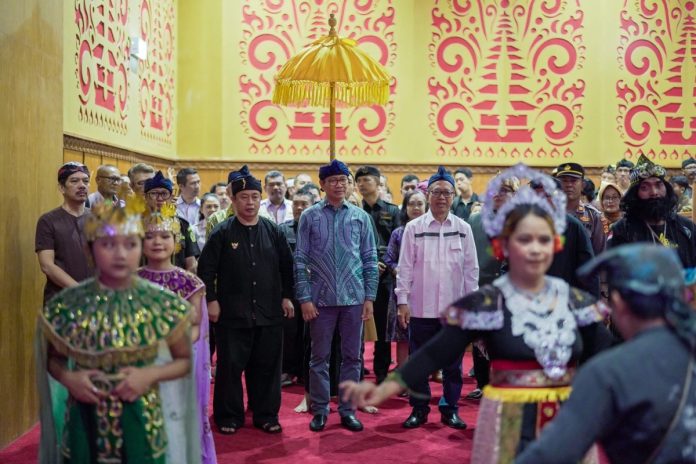 Wakil Bupati Badung I Ketut Suiasa menghadiri acara Silaturahmi Akbar serta Milangkala BAMUS Bali XlV dan Angkatan Muda Siliwangi (AMS) Bali lX di Gedung Balai Budaya Giri Nata Mandala, Puspem Badung, Minggu (23/6)