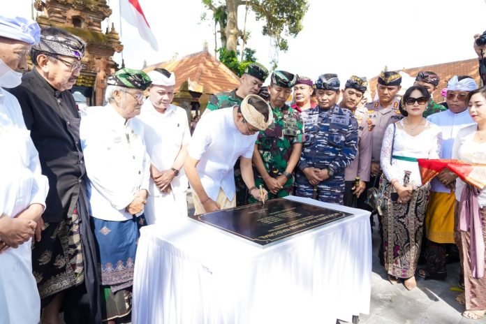 Wabup Ketut Suiasa menghadiri acara melaspas dan peresmian Monumen Pahlawan Nasional Brigjen (Anumerta) I Gusti Ngurah Rai Panglima I Kodam IX Udayana, di Monumen I Gusti Ngurah Rai, Desa Carangsari, Kecamatan Petang, Badung, Jumat (21/6). Wabup Ketut Suiasa menghadiri acara melaspas dan peresmian Monumen Pahlawan Nasional Brigjen (Anumerta) I Gusti Ngurah Rai Panglima I Kodam IX Udayana, di Monumen I Gusti Ngurah Rai, Desa Carangsari, Kecamatan Petang, Badung, Jumat (21/6).
