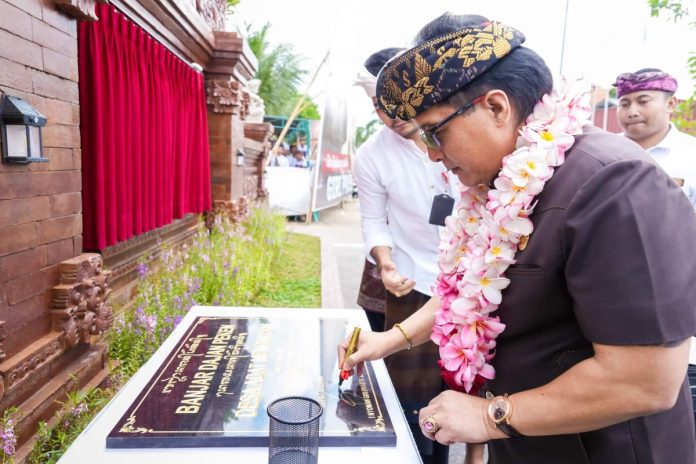 Bupati Badung I Nyoman Giri Prasta saat menghadiri acara Ngenteg Linggih, Padudusan Alit, Medasar Caru Rsi Gana sekaligus meresmikan bangunan baru Balai Banjar Dajan Peken, Desa Mengwitani, Mengwi, Rabu (18/6).