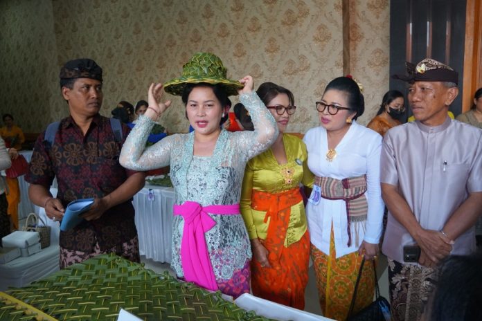 Nyonya Seniasih Giri Prasta saat hadir pada Lomba Seksi Kewanitaan PKB ke-46 Badung 2024 di Lobby Balai Budaya Giri Nata Mandala, Puspem Badung, Kamis 6 Juni 2024.