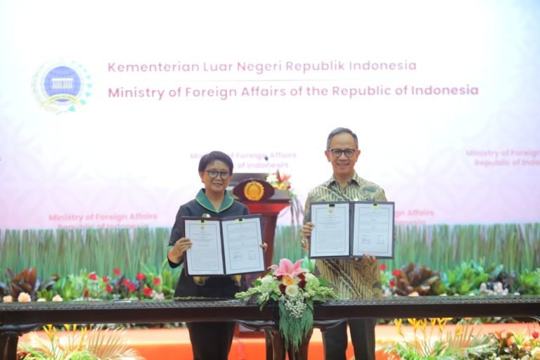OJK dan Kemenlu RI Berkolaborasi Tingkatkan Perlindungan dan Literasi Keuangan bagi WNI di Luar Negeri