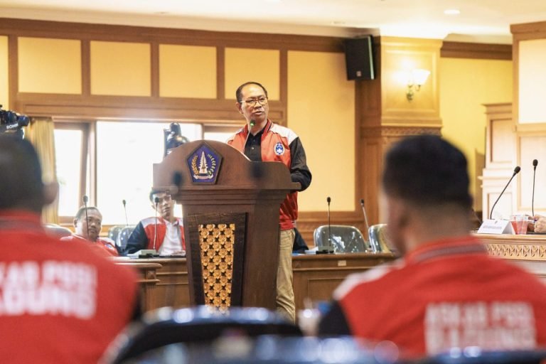 Wabup Ketut Suiasa saat menghadiri Acara pengukuhan Pengurus Askab PSSI Badung masa bakti 2024-2028 di Ruang rapat Kantor DPRD Kabupaten Badung, Sabtu (1/6).