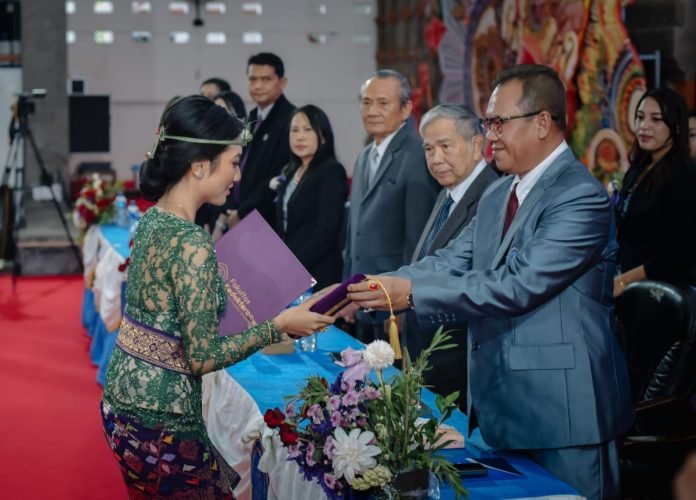 Pelantikan dan Pengambilan Sumpah Dokter bagi 42 orang dokter angkatan pertama tahun 2018 di Gedung Auditorium Undiksha.