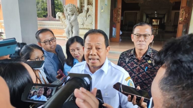 Penjabat Gubernur Bali, Sang Made Mahendra Jaya saat diwawancarai terkait Pendaftaran Penerimaan Peserta Didik Baru (PPDB) 2024