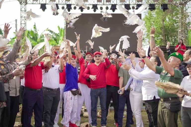 Wakil Bupati Badung I Ketut Suiasa bersama Nyonya Kristiani Suiasa menutup acara Bulan Bung Karno Kabupaten Badung Ke-VI bertempat di Lapangan Desa Kekeran, Mengwi. Minggu (30/6).
