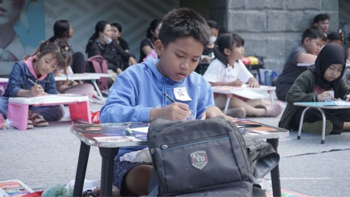 Perayaan World Ocean Day (Hari Laut Sedunia) dimeriahkan dengan lomba menggambar di Amphitheater Living World Denpasar, Bali.