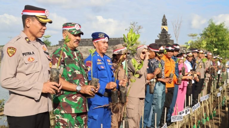 Peringati Hari Bhayangkara ke-78, Polresta Denpasar Gelar Penanaman 200 Pohon Mangrove