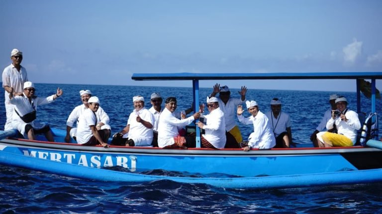 Perumda Air Minum Tirta Sewakadarma Rayakan HUT ke-27 dengan Upacara Pekelem di Sanur