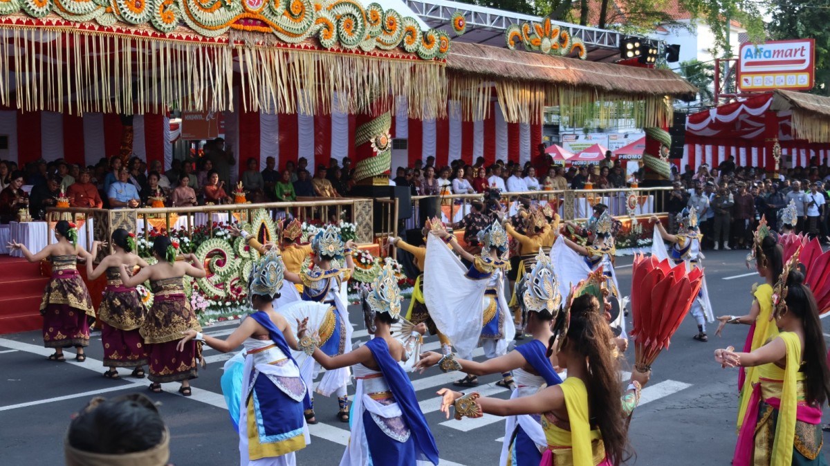  Peserta Peed Aya (pawai) saat unjuk gigi di depan panggung kehormatan pada pembukaan PKB ke-46 tahun 2024.