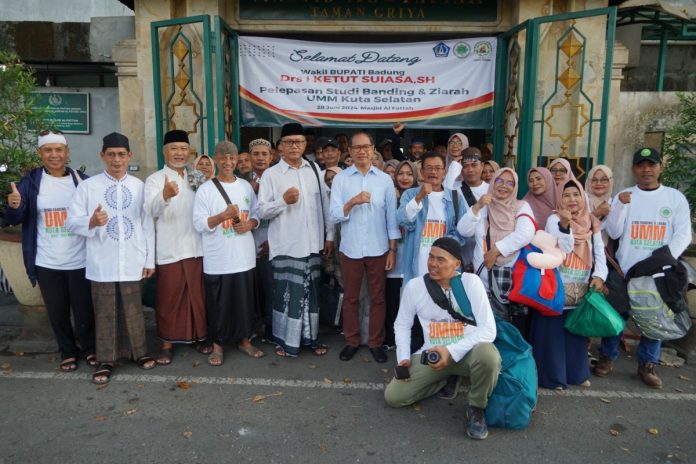 Wabup Ketut Suiasa saat melepas Studi banding dan Ziarah ke Masjid Jogokariyan Yogyakarta di Taman Griya Desa Adat Jimbaran, Kecamatan Kuta Selatan, Jumat (28/6).