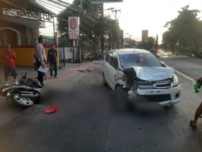 Polisi saat melakukan olah TKP di lokasi kejadian kecelakaan beruntun yang menewaskan satu pejalan kaki.