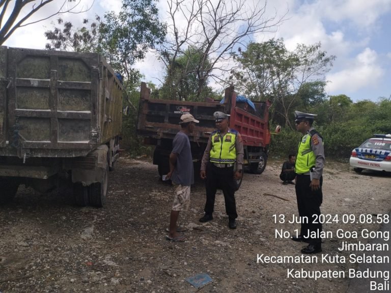 Polsek Kuta Selatan Tertibkan Truk yang Melintas di Tanjakan Goa Gong