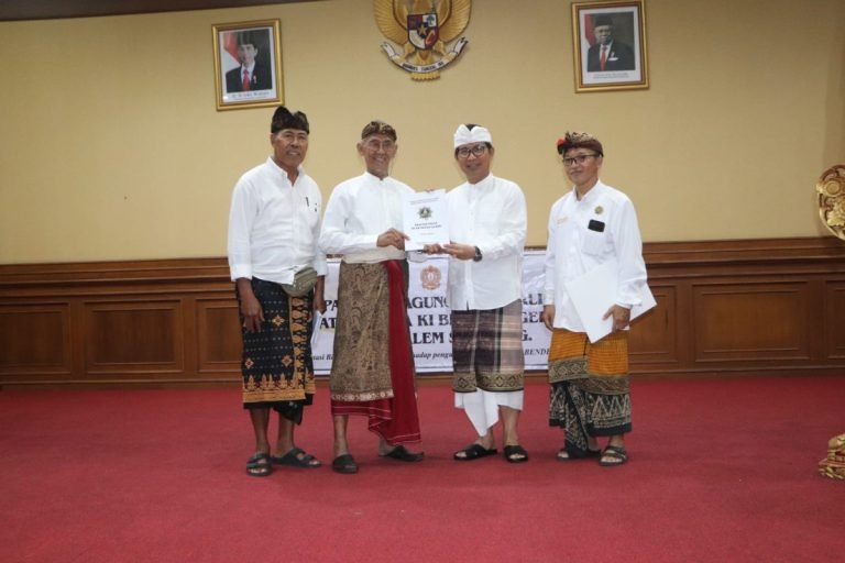 Sekda Wayan Adi Arnawa membuka secara resmi Paruman Agung XI Pratisentana Ki Bendesa Gerih se-Bali di ruang Kertha Gosana, Puspem Badung, Minggu (16/6).