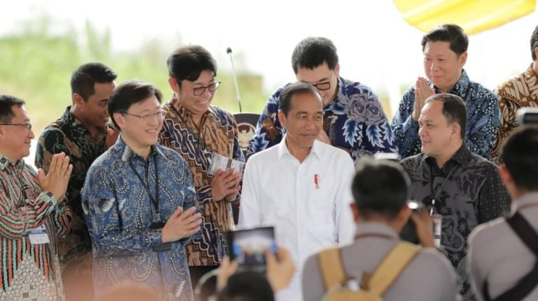 Presiden RI Joko Widodo bersama Direktur Astra Rudy (kedua kiri) dan Chief of Corporate Affairs Astra Riza Deliansyah (kanan) usai meresmikan Groundbreaking Astra Biz Center-IKN oleh Astra di Ibu Kota Nusantara pada Selasa 4 Juni 2024.