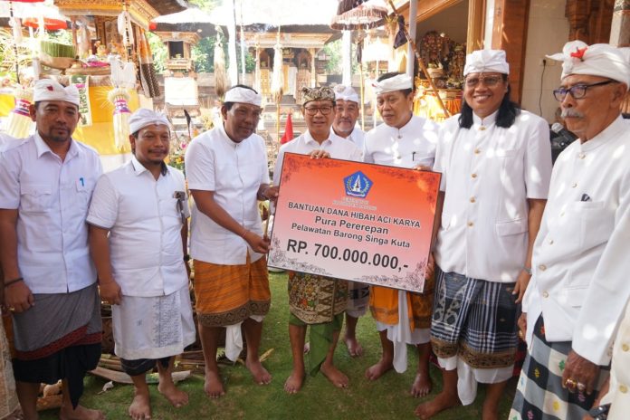 Wabup Ketut Suiasa saat menghadiri uleman Piodalan sekaligus Nuntun dan Mapunggel Pelawatan Ida Betara Pura Pererepan Pelawatan Barong Singa Kuta di Puri Satya Dalem Kaleran, Kuta. Sabtu (22/6).